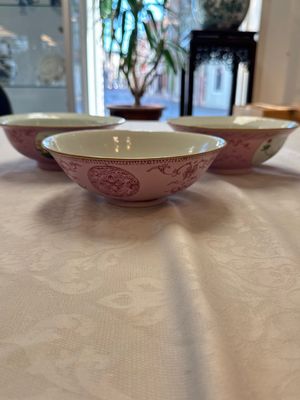 Three Chinese famille rose pink-ground bowls with floral design, Qianlong mark and of the period — photo 2