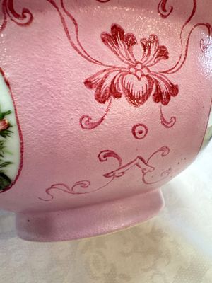 Three Chinese famille rose pink-ground bowls with floral design, Qianlong mark and of the period — photo 21