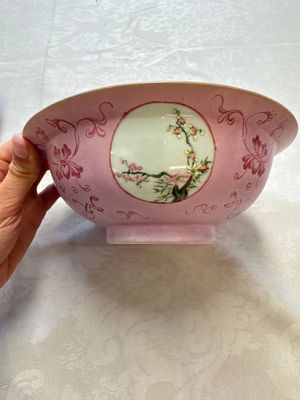 Three Chinese famille rose pink-ground bowls with floral design, Qianlong mark and of the period — photo 22
