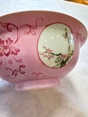 Three Chinese famille rose pink-ground bowls with floral design, Qianlong mark and of the period — photo 23