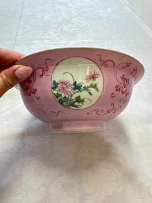Three Chinese famille rose pink-ground bowls with floral design, Qianlong mark and of the period — photo 24