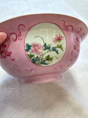 Three Chinese famille rose pink-ground bowls with floral design, Qianlong mark and of the period — photo 25