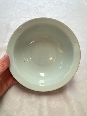 Three Chinese famille rose pink-ground bowls with floral design, Qianlong mark and of the period — photo 26
