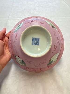 Three Chinese famille rose pink-ground bowls with floral design, Qianlong mark and of the period — photo 29