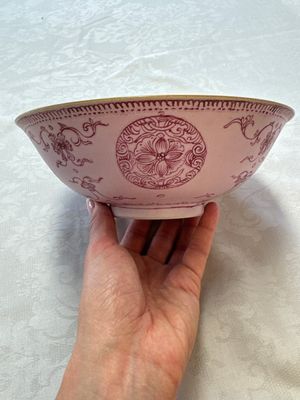 Three Chinese famille rose pink-ground bowls with floral design, Qianlong mark and of the period — photo 3