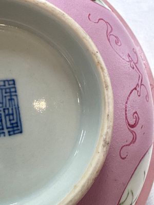 Three Chinese famille rose pink-ground bowls with floral design, Qianlong mark and of the period — photo 31