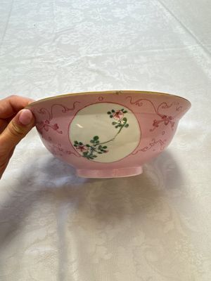 Three Chinese famille rose pink-ground bowls with floral design, Qianlong mark and of the period — photo 32