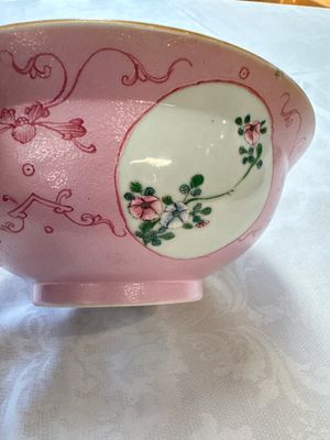 Three Chinese famille rose pink-ground bowls with floral design, Qianlong mark and of the period — photo 34