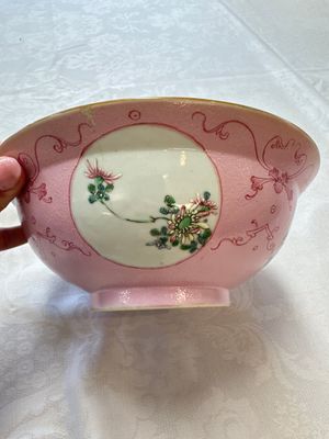 Three Chinese famille rose pink-ground bowls with floral design, Qianlong mark and of the period — photo 35