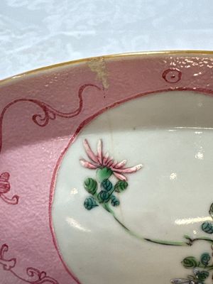 Three Chinese famille rose pink-ground bowls with floral design, Qianlong mark and of the period — photo 36