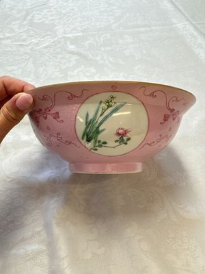 Three Chinese famille rose pink-ground bowls with floral design, Qianlong mark and of the period — photo 37