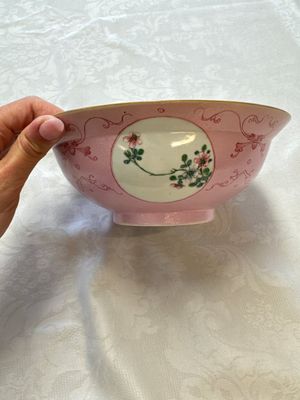Three Chinese famille rose pink-ground bowls with floral design, Qianlong mark and of the period — photo 38