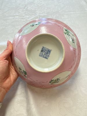 Three Chinese famille rose pink-ground bowls with floral design, Qianlong mark and of the period — photo 42