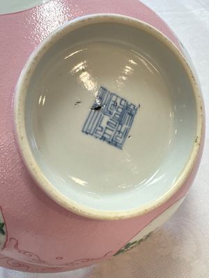 Three Chinese famille rose pink-ground bowls with floral design, Qianlong mark and of the period — photo 44