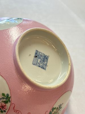 Three Chinese famille rose pink-ground bowls with floral design, Qianlong mark and of the period — photo 45