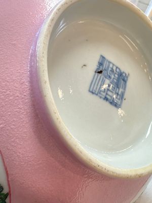 Three Chinese famille rose pink-ground bowls with floral design, Qianlong mark and of the period — photo 46