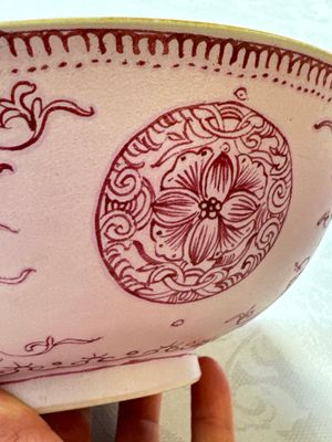Three Chinese famille rose pink-ground bowls with floral design, Qianlong mark and of the period — photo 5