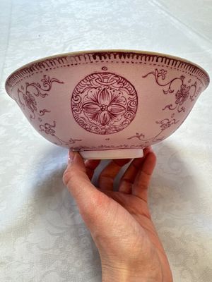 Three Chinese famille rose pink-ground bowls with floral design, Qianlong mark and of the period — photo 7