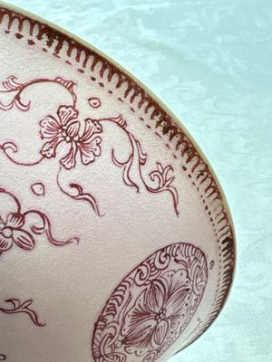 Three Chinese famille rose pink-ground bowls with floral design, Qianlong mark and of the period — photo 8