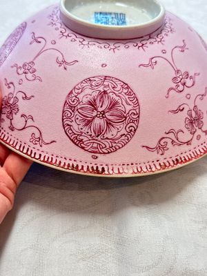 Three Chinese famille rose pink-ground bowls with floral design, Qianlong mark and of the period — photo 9