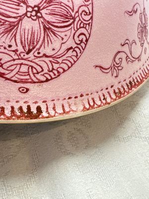 Three Chinese famille rose pink-ground bowls with floral design, Qianlong mark and of the period — photo 10
