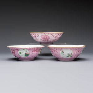 Three Chinese famille rose pink-ground bowls with floral design, Qianlong mark and of the period — photo 1