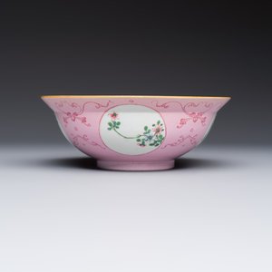 Three Chinese famille rose pink-ground bowls with floral design, Qianlong mark and of the period — photo 10