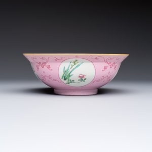 Three Chinese famille rose pink-ground bowls with floral design, Qianlong mark and of the period — photo 11