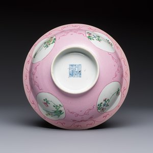Three Chinese famille rose pink-ground bowls with floral design, Qianlong mark and of the period — photo 13
