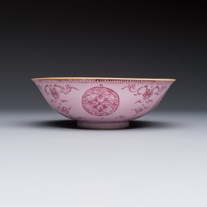 Three Chinese famille rose pink-ground bowls with floral design, Qianlong mark and of the period — photo 16