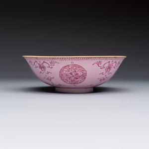 Three Chinese famille rose pink-ground bowls with floral design, Qianlong mark and of the period — photo 17