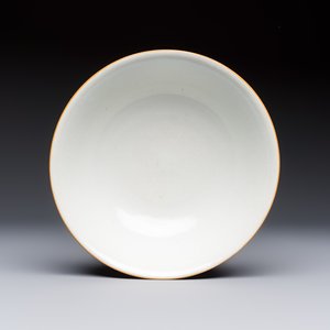 Three Chinese famille rose pink-ground bowls with floral design, Qianlong mark and of the period — photo 18