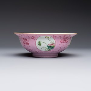Three Chinese famille rose pink-ground bowls with floral design, Qianlong mark and of the period — photo 2