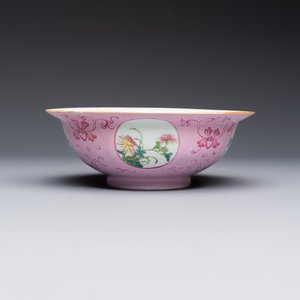 Three Chinese famille rose pink-ground bowls with floral design, Qianlong mark and of the period — photo 3
