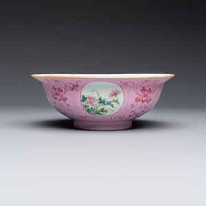 Three Chinese famille rose pink-ground bowls with floral design, Qianlong mark and of the period — photo 4