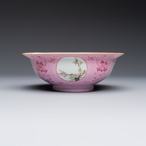 Three Chinese famille rose pink-ground bowls with floral design, Qianlong mark and of the period — photo 5