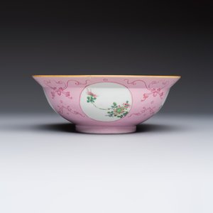 Three Chinese famille rose pink-ground bowls with floral design, Qianlong mark and of the period — photo 8