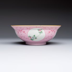Three Chinese famille rose pink-ground bowls with floral design, Qianlong mark and of the period — photo 9