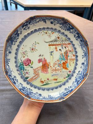 Three Chinese famille rose plates and a famille verte lobed plate, Kangxi/Qianlong — photo 1