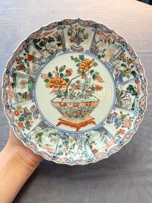 Three Chinese famille rose plates and a famille verte lobed plate, Kangxi/Qianlong — photo 11