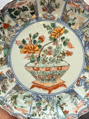 Three Chinese famille rose plates and a famille verte lobed plate, Kangxi/Qianlong — photo 12