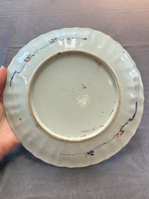 Three Chinese famille rose plates and a famille verte lobed plate, Kangxi/Qianlong — photo 13