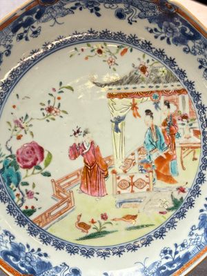 Three Chinese famille rose plates and a famille verte lobed plate, Kangxi/Qianlong — photo 2