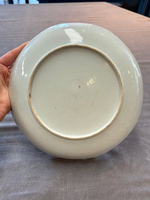 Three Chinese famille rose plates and a famille verte lobed plate, Kangxi/Qianlong — photo 3