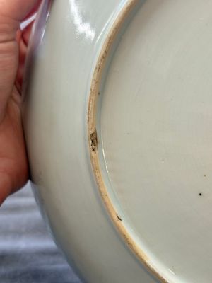Three Chinese famille rose plates and a famille verte lobed plate, Kangxi/Qianlong — photo 4