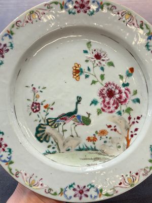 Three Chinese famille rose plates and a famille verte lobed plate, Kangxi/Qianlong — photo 6