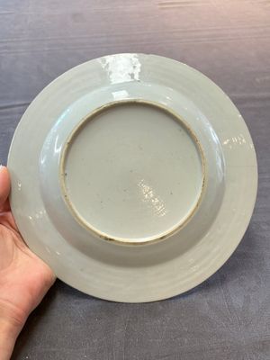 Three Chinese famille rose plates and a famille verte lobed plate, Kangxi/Qianlong — photo 7