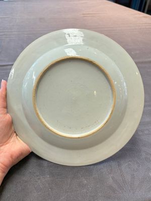 Three Chinese famille rose plates and a famille verte lobed plate, Kangxi/Qianlong — photo 10