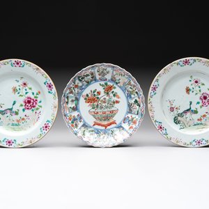 Three Chinese famille rose plates and a famille verte lobed plate, Kangxi/Qianlong — photo 2