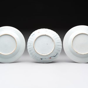 Three Chinese famille rose plates and a famille verte lobed plate, Kangxi/Qianlong — photo 3